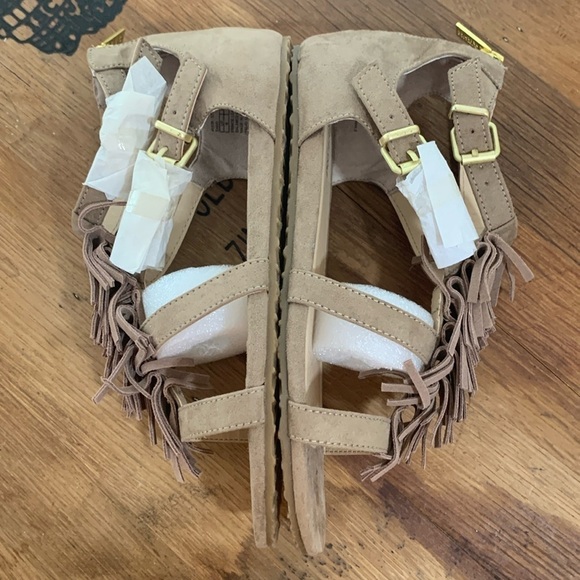 Kenneth Cole Reaction | NWOB Audra Struck Sand Fringe T-Strap Sandal 6 - Picture 4 of 17